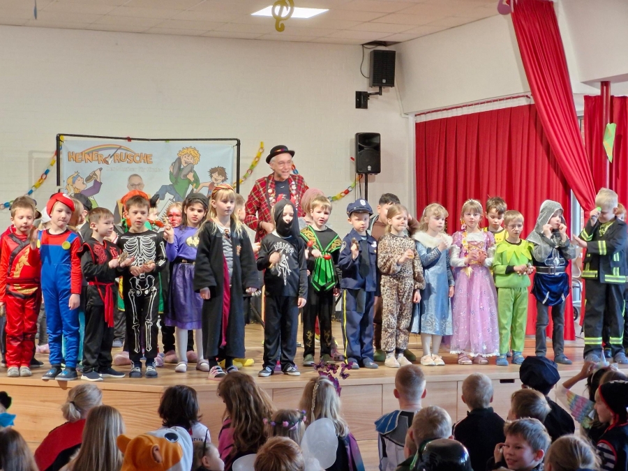 Schulkinder feiern Karneval