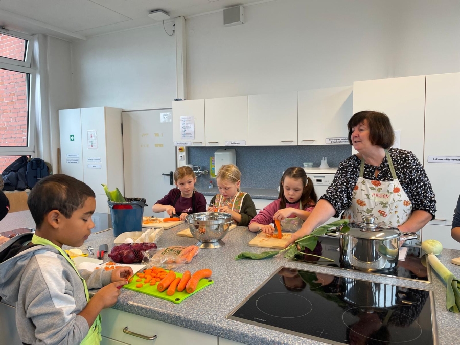 Schülder kochen mit den Landfrauen