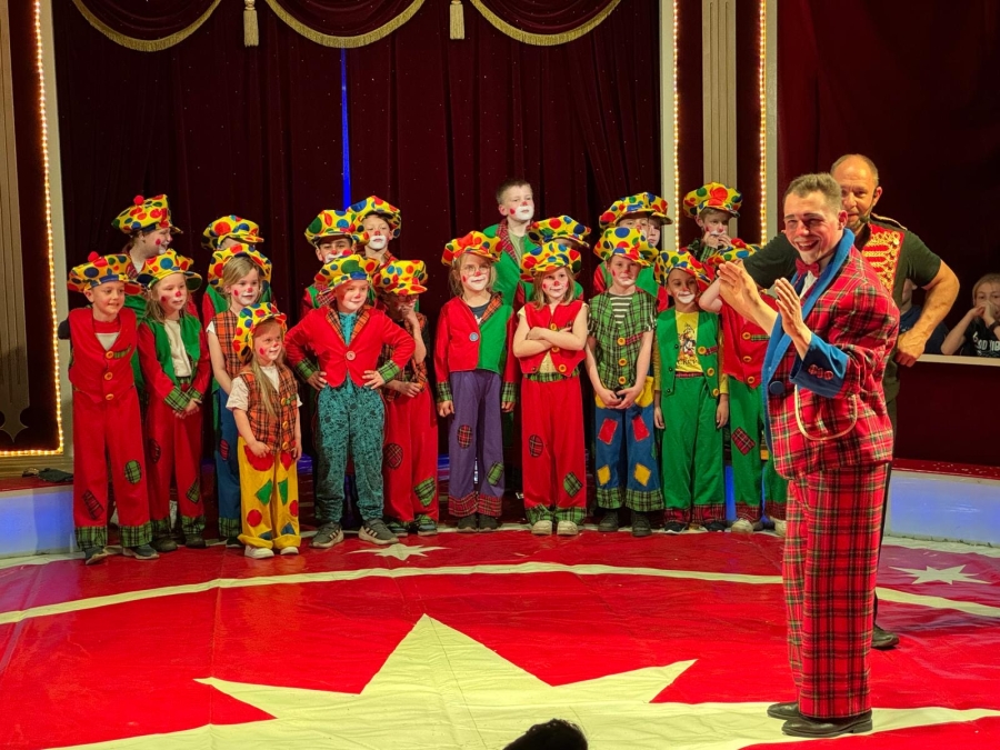 Kinder im Zirkus