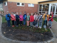 Die Schulgarten-AG gewinnt einen Apfelbaum
